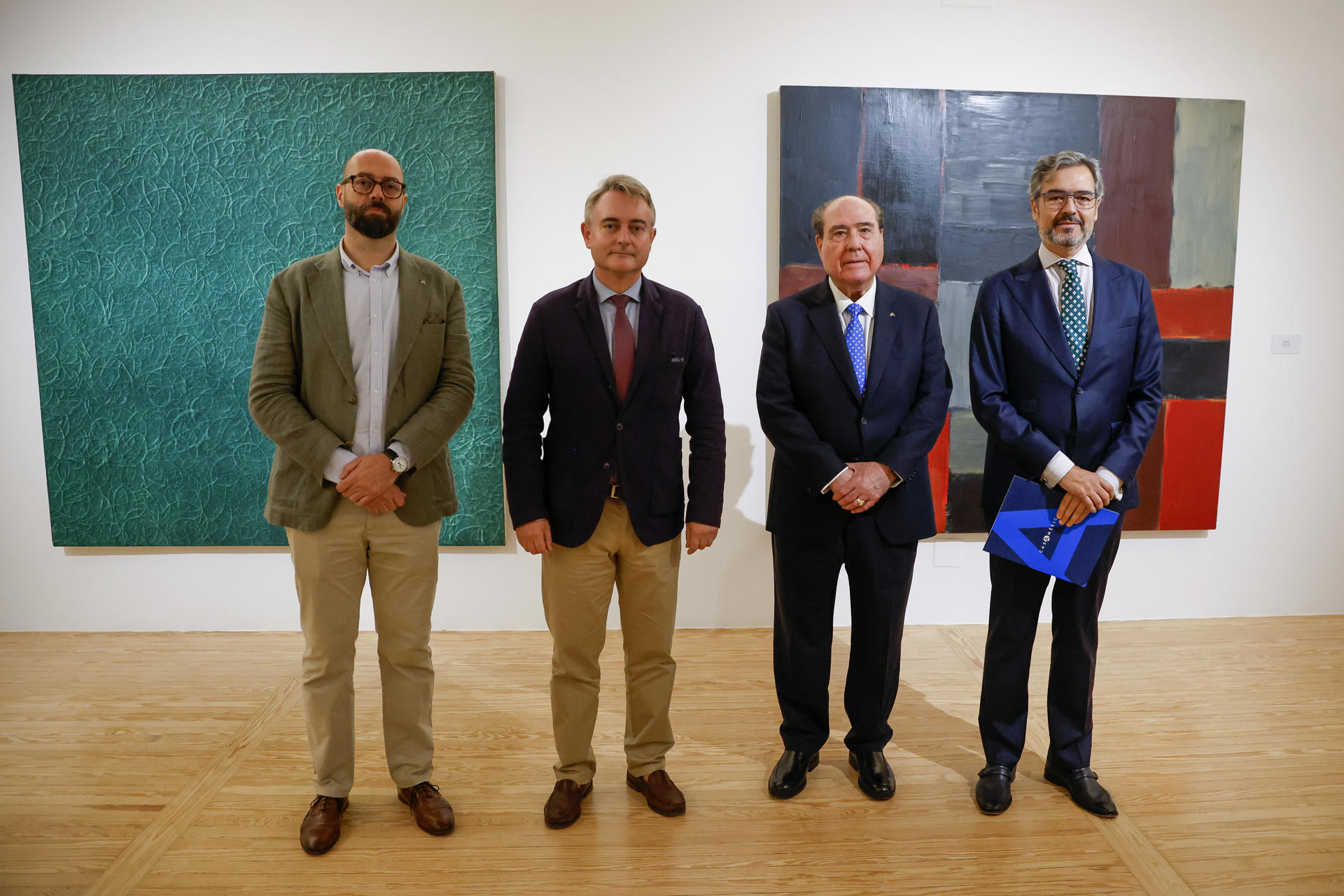 MADRID, 18/09/2025.-Moisés Morera (d), director de Programación de Casa de América; Miguel Ángel Escotet, director general de RSC de ABANCA (2d) y Diego Gascón (i), comisario de la muestra, posan en la exposición "Arte entre continentes" que expone un total de 62 obras de 33 artistas como Salvador Dalí, Picasso o Joan Miró en la Galería Casa América, este jueves en Madrid. EFE/ David Fernández