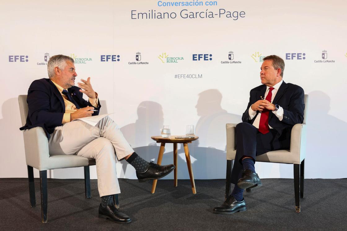 TOLEDO, 26/09/2025.- El presidente de la agencia EFE, Miguel Ángel Oliver (i), durante el encuentro informativo que mantuvo con el presidente de Castilla-La Mancha, Emiliano García-Page, con motivo de la celebración del 40 aniversario de la agencia EFE en Castilla-La Mancha, este viernes en Toledo. EFE/ Ismael Herrero