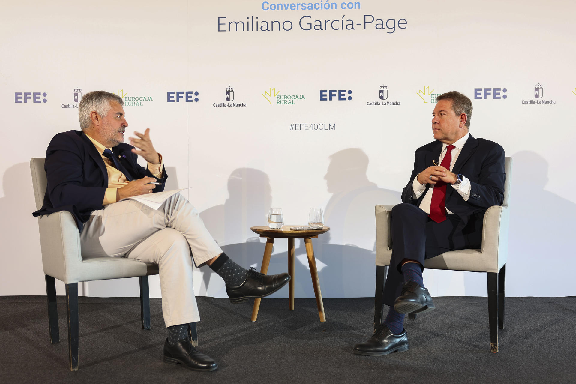 TOLEDO, 26/09/2025.- El presidente de la agencia EFE, Miguel Ángel Oliver (i), durante el encuentro informativo que mantuvo con el presidente de Castilla-La Mancha, Emiliano García-Page, con motivo de la celebración del 40 aniversario de la agencia EFE en Castilla-La Mancha, este viernes en Toledo. EFE/ Ismael Herrero