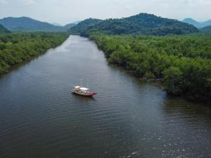 Fotografía de archivo del 30 de marzo de 2023 que muestra un barco navegando el río Suruí de la región de Mauá, cerca de la Bahía de Guanabara, en Río de Janeiro (Brasil). EFE/ André Coelho ARCHIVO