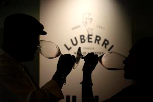 Con sabores que evocan generaciones de tradición vitivinícola, paisajes montañosos y el cuidado artesanal de las uvas endémicas de la comunidad autónoma vasca, unas 23 bodegas de esa región quieren conquistar el mercado mexicano. EFE/ Francisco Guasco