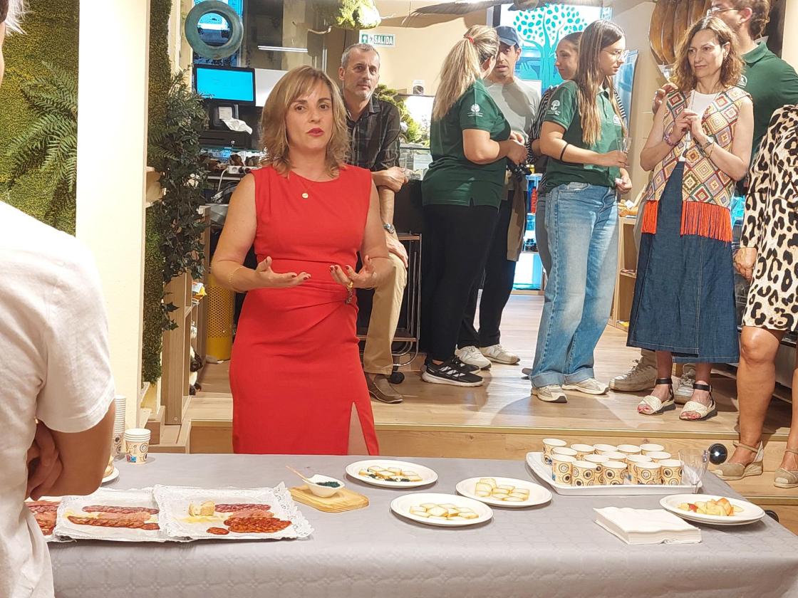 La responsable comercial de Koru Espirulina, Ainhoa Zabala, durante la presentación de su  espirulina en la tienda Dehesa Sostenible, este miércoles en Madrid. EFE/José Manuel Blanco