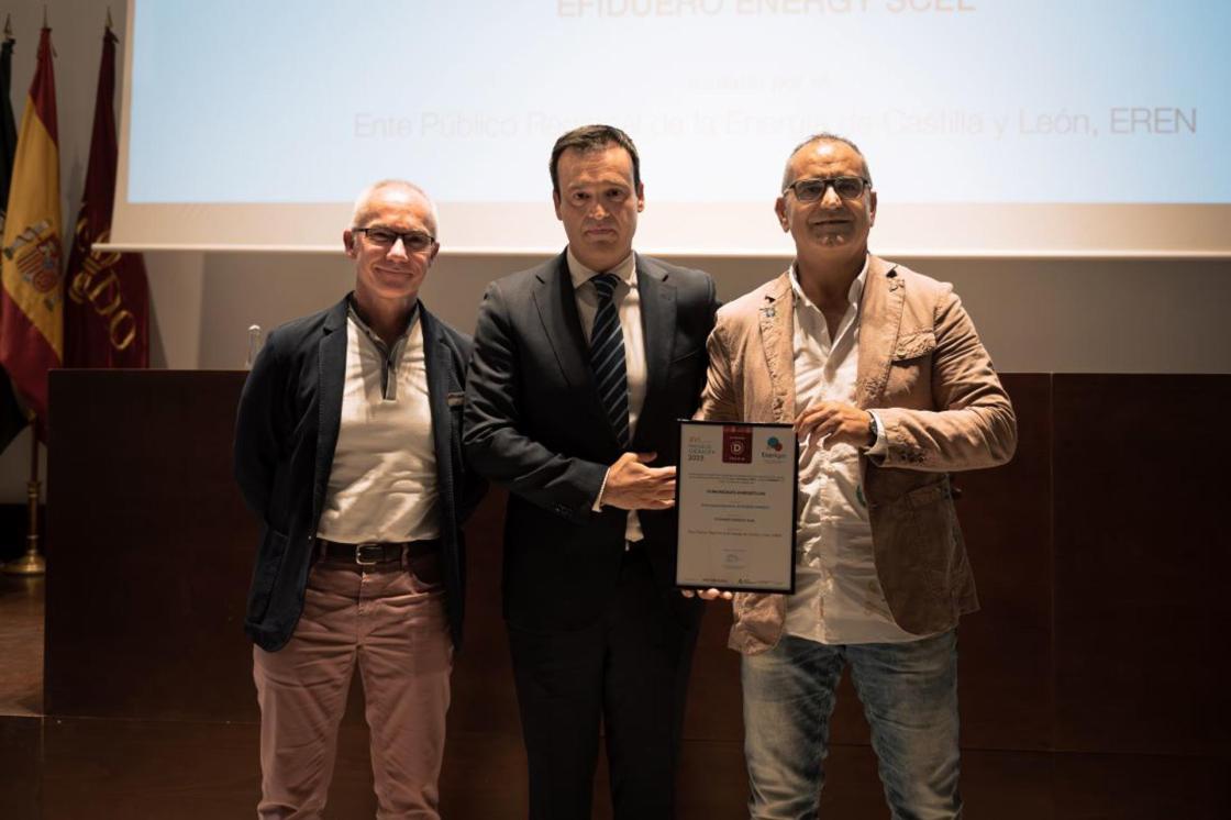 Imagen cedida del premio concedido por EnerAgen al proyecto transfronterizo rural entre España y Portugal EfiDuero Energy como mejor comunidad energética de 2025.