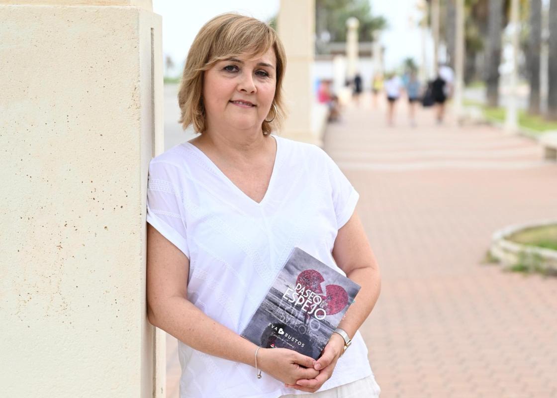 Eva Bustos presenta su primera novela: Un paseo por el espejo