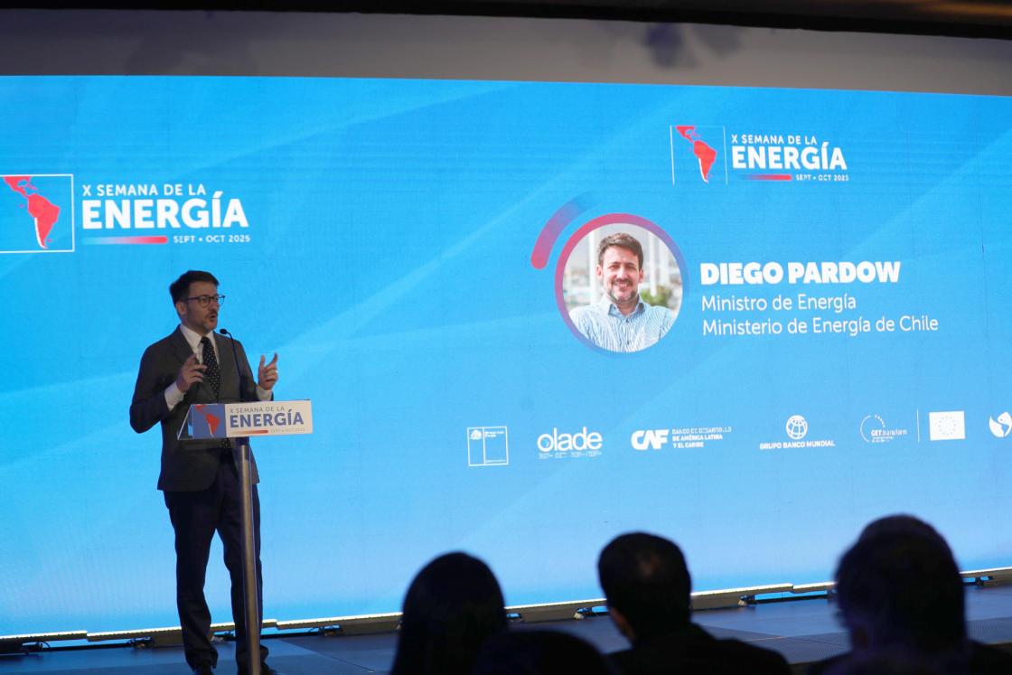 El ministro de Energía de Chile, Diego Pardow, habla en un evento de la X Semana de la Energía este martes, en Santiago (Chile). EFE/ Javier Martin