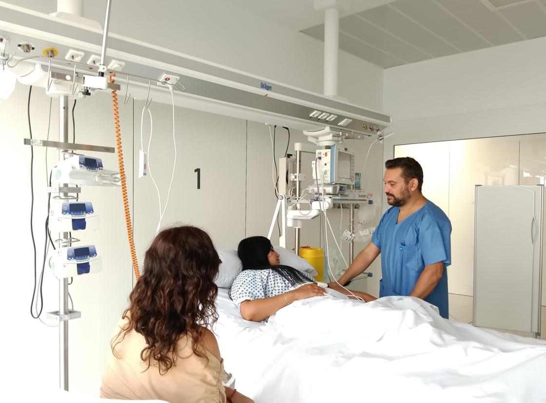 El Hospital Vithas Xanit amplía el horario de acompañamiento familiar en UCI para favorecer la recuperación