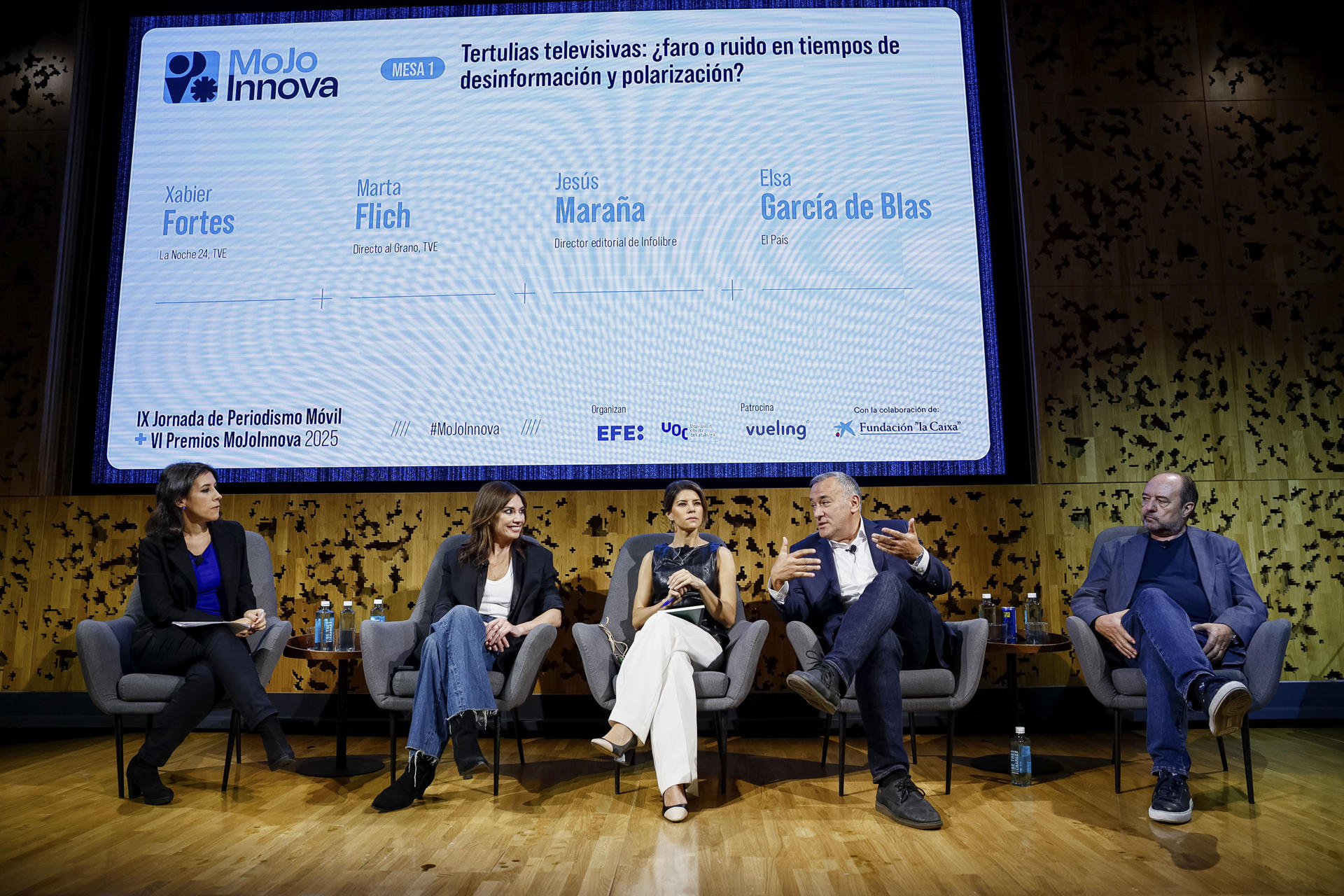 MADRID, 30/09/2025.- (De izq a der) La periodista y moderadora Ana Isabel Bernal, la economista y comunicadora Marta Flich, y los periodistas Elsa García de Blas, Xabier Fortes y Jesús Maraña durante un debate organizado en el marco de la IX Jornada de Periodismo Móvil MoJoInnova, organizada por la Universitat Oberta de Catalunya (UOC) y la Agencia EFE, este martes, en CaixaForum en Madrid. EFE/ Daniel González