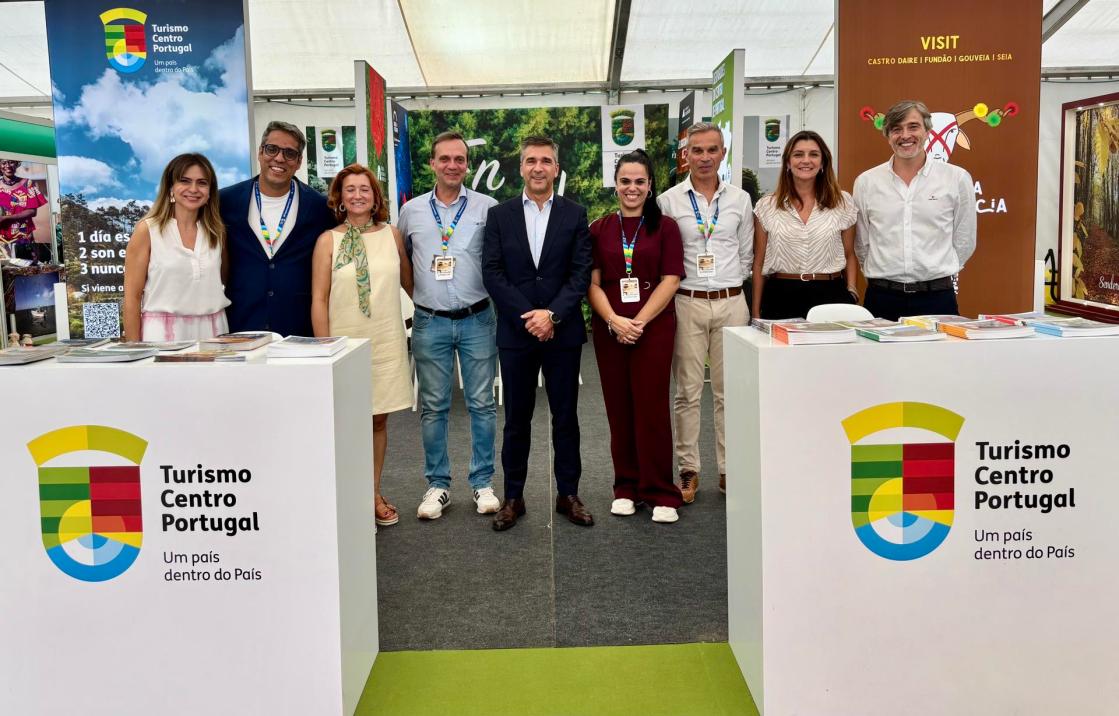 El presidente de Turismo do Centro, Rui Ventura (centro), en el estand de Centro de Portugal durante la VIII Feria NATURCYL, en el Real Sitio de San Ildefonso (Segovia). EFE/TURISMO DO CENTRO/CEDIDA/CRÉDITO OBLIGATORIO