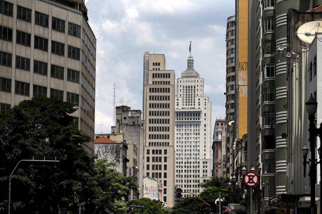 Fotografía de archivo del 22 de enero de 2018 del emblemático edifico Banespa (c-d) en Sao Paulo (Brasil). EFE/ Fernando Bizerra / ARCHIVO