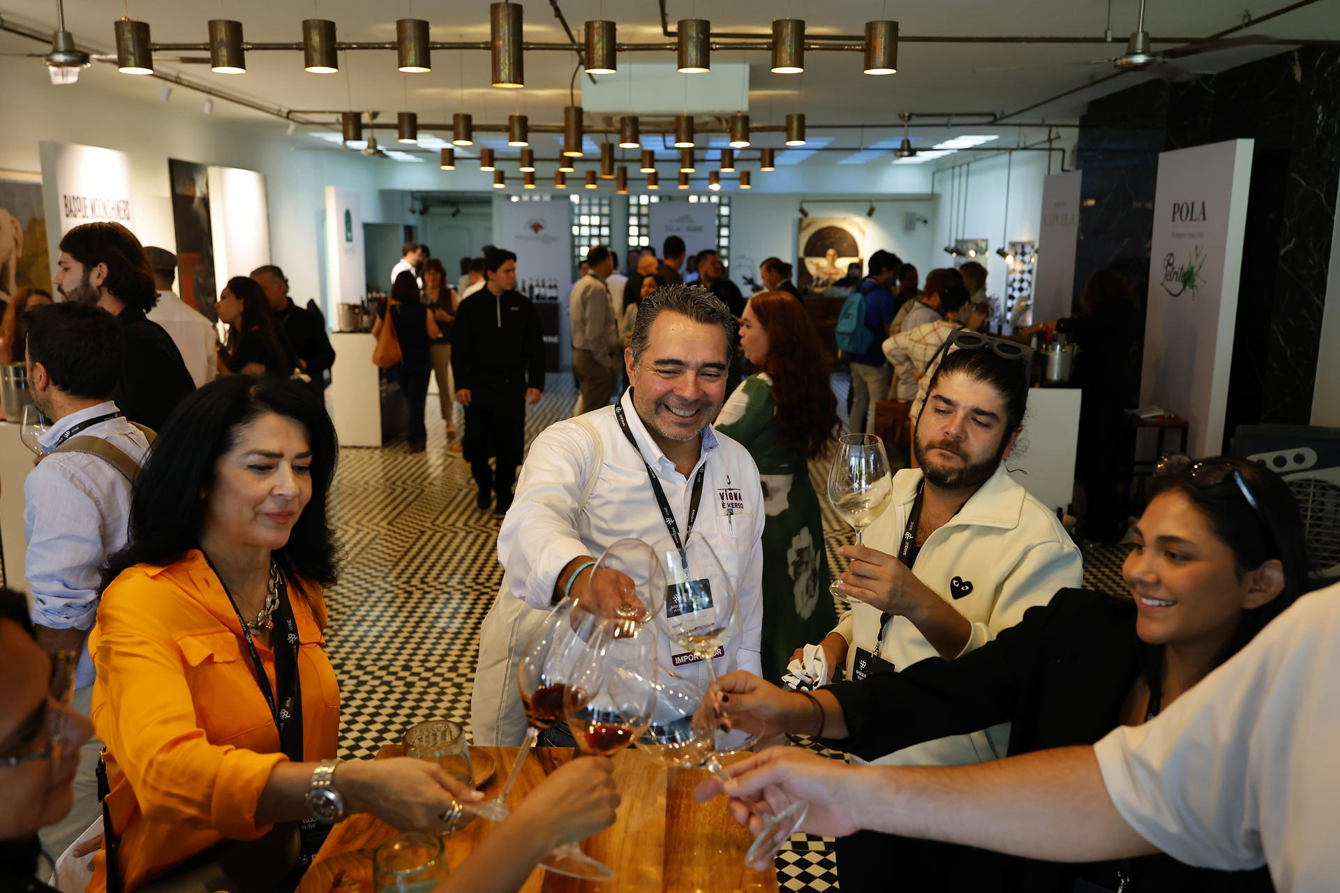 Con sabores que evocan generaciones de tradición vitivinícola, paisajes montañosos y el cuidado artesanal de las uvas endémicas de la comunidad autónoma vasca, unas 23 bodegas de esa región quieren conquistar el mercado mexicano. EFE/ Francisco Guasco