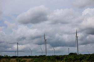 Fotografía de archivo del 16 de mayo de 2025 de torres eólicas en Penonomé (Panamá). EFE/ Bienvenido Velasco /ARCHIVO