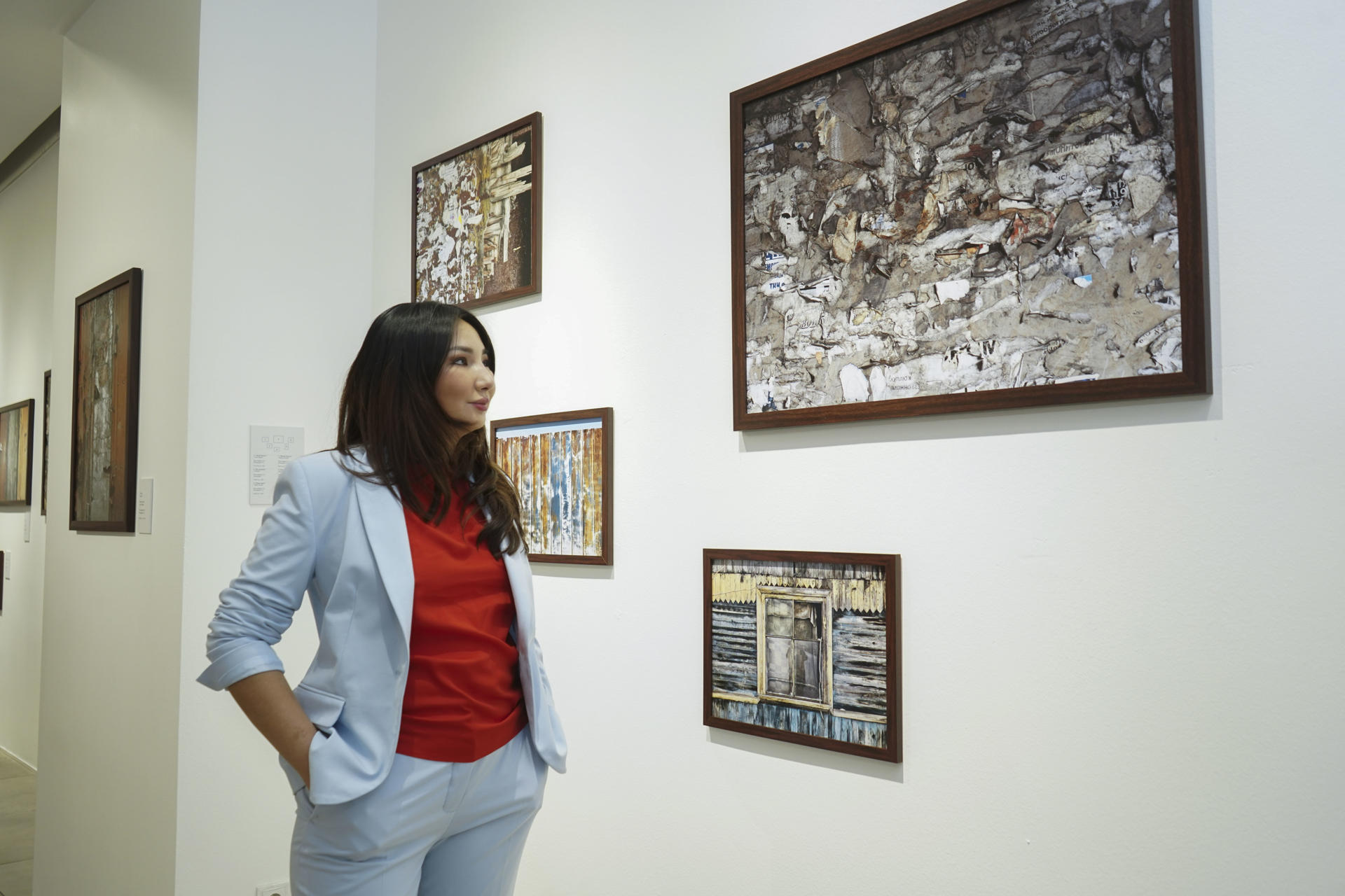 ASTANA (KAZAKHSTAN), Sept. 5, 2025.— A visitor tours the exhibition by Spanish artist Juan Saliquet, inaugurated Friday at the Esentai Contemporary Art Gallery in Kazakhstan, titled Archaeology of a City: Almaty. EFE/Kulpash Konyrova
