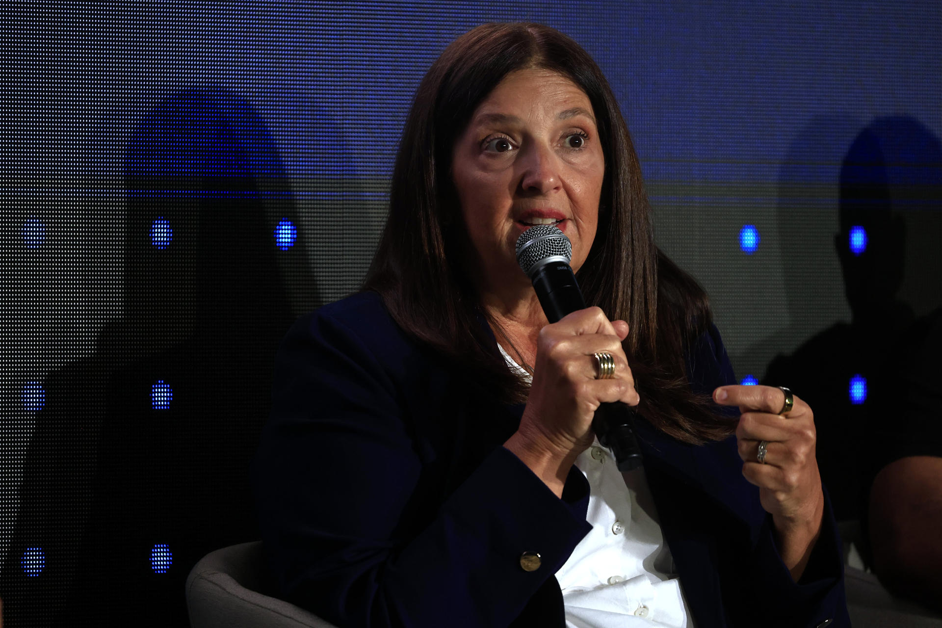 Fotografía del 26 de agosto de 2025 de la vicepresidenta de Sony Music Entertainment, Maricarmen 'Tuti' Bou, hablando durante un evento, en San Juan (Puerto Rico). EFE/Thais Llorca