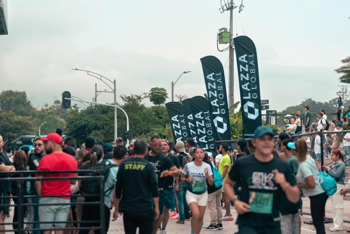 Pie de foto: Maratón Medellín 2025 y Lazza Global 
Autor: Lazza Global