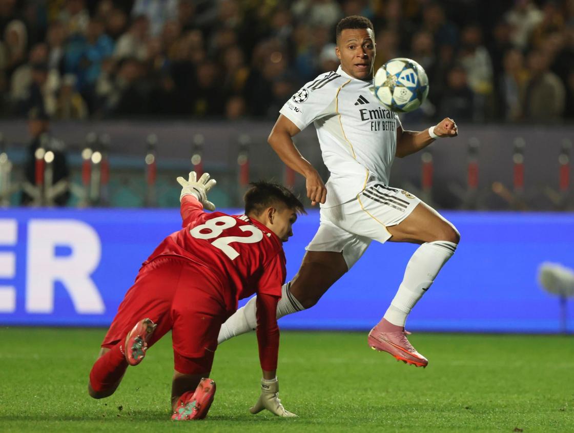 ALMATY (Kazakhstan), 30/09/2025.- Kylian Mbappe of Real Madrid scores the 0-2 goal against goalkeeper Sherhan Kalmurza (L) of Kairat Almaty during the UEFA Champions League soccer match between Kairat Almaty and Real Madrid, in Almaty, Kazakhstan, 30 September 2025. (Liga de Campeones, Kazajstán) EFE/EPA/MAXIM SHIPENKOV 