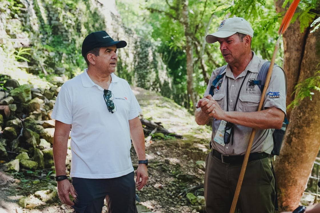 Fotografía sin fecha específica de toma cedida por World Vision que muestra a su director regional para América Latina y el Caribe, Joao Diniz (i), hablando (Honduras). EFE/ World Vision / SOLO USO EDITORIAL/ NO VENTAS/SOLO DISPONIBLE PARA ILUSTRAR LA NOTICIA QUE ACOMPAÑA (CRÉDITO OBLIGATORIO)
