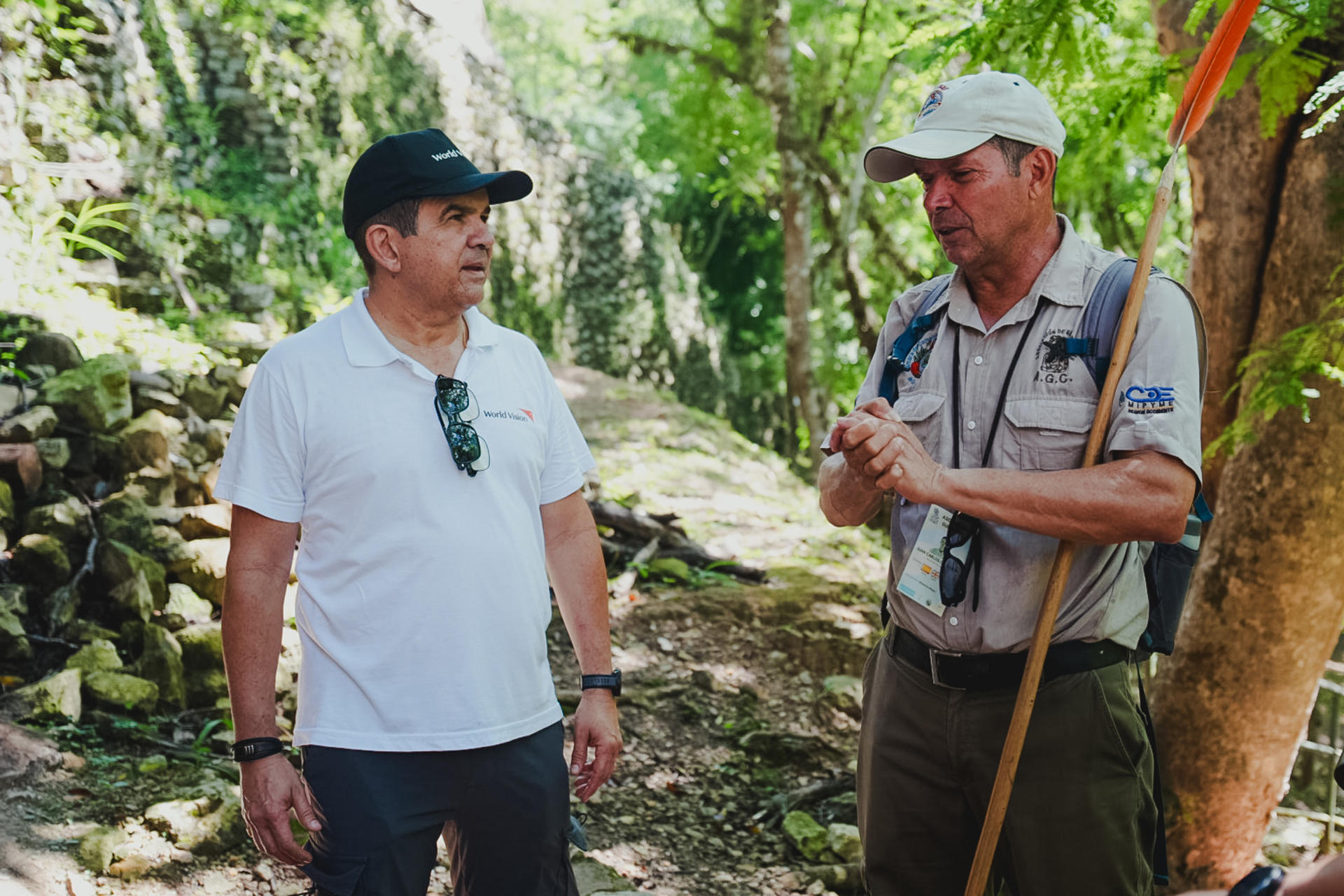 Fotografía sin fecha específica de toma cedida por World Vision que muestra a su director regional para América Latina y el Caribe, Joao Diniz (i), hablando (Honduras). EFE/ World Vision / SOLO USO EDITORIAL/ NO VENTAS/SOLO DISPONIBLE PARA ILUSTRAR LA NOTICIA QUE ACOMPAÑA (CRÉDITO OBLIGATORIO)