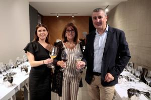 La delegada del Gobierno Vasco en México, Ainhoa Apeztegia (i), la consejera de Alimentación, Desarrollo Rural, Agricultura y Pesca del Gobierno Vasco, Amaia Barredo (c), y el somelier vasco Mikel Garaizabal posan durante una entrevista con EFE en la Basque Wine este martes, en Ciudad de México (México). EFE/ José Méndez