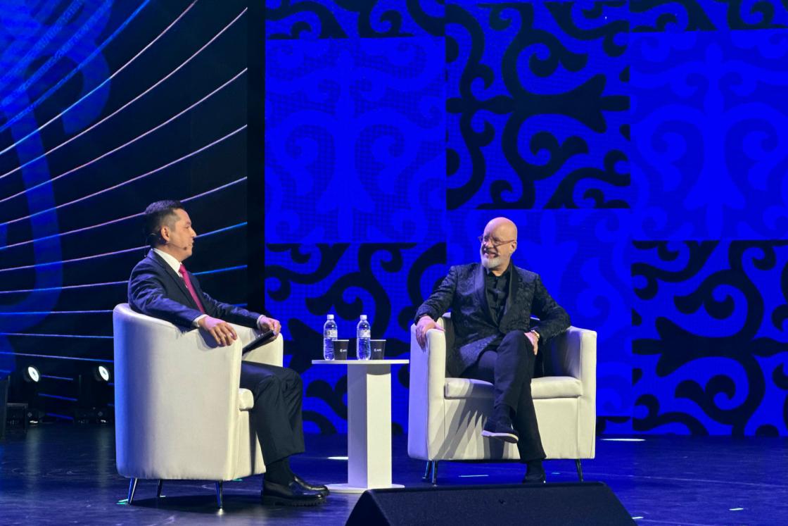 ASTANÁ (KAZAJISTÁN), 04/09/2025.- La inteligencia artificial (IA) pronto superará a la inteligencia humana, creando una situación en la que por primera vez en la historia la humanidad se enfrentará a una inteligencia alternativa capaz de competir con el hombre, declaró este jueves el experto en tecnofinanzas y nuevas tecnologías australiano Brett King (d). EFE/ Kulpash Konyrova