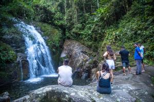 Fotografía de archivo del 29 de marzo de 2023 que muestra a personas observando la cascada de Monjolo, cerca de Santo Aleixo, en Río de Janeiro (Brasil). EFE/ André Coelho /ARCHIVO