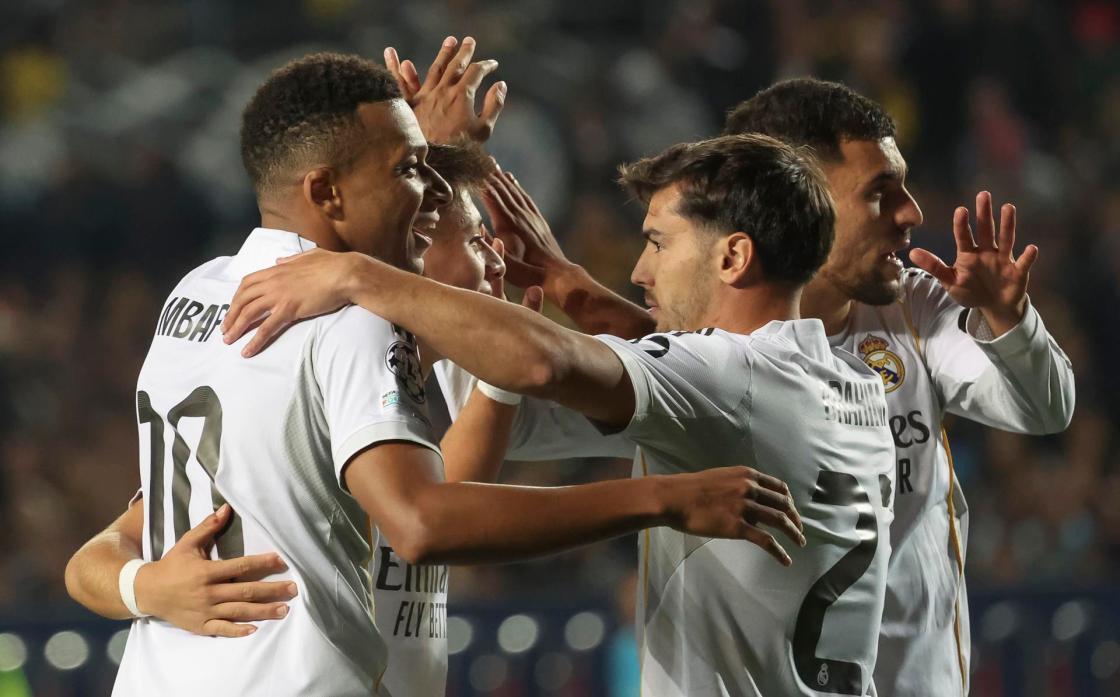 ALMATY (Kazakhstan), 30/09/2025.- Kylian Mbappe (L) of Real Madrid celebrates with his teammates after scoring the 0-3 goal during the UEFA Champions League soccer match between Kairat Almaty and Real Madrid, in Almaty, Kazakhstan, 30 September 2025. (Liga de Campeones, Kazajstán) EFE/EPA/MAXIM SHIPENKOV