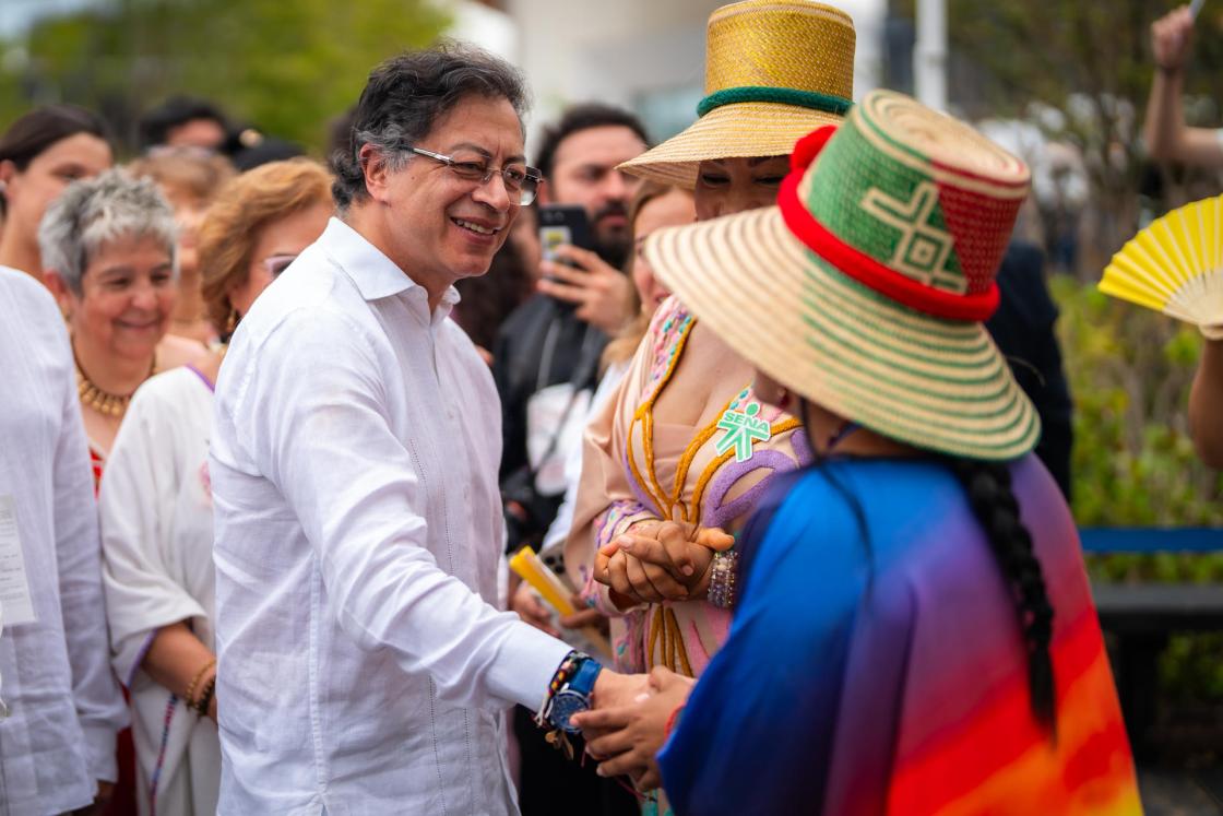 OSAKA, 05/09/2025.- El presidente de Colombia, Gustavo Petro, visita el pabellón de su país en la Expo Mundial Osaka 2025, como parte del viaje oficial que realiza a Japón. EFE/ Andri Magdych