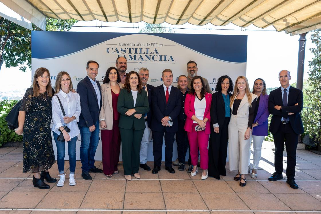 TOLEDO, 26/09/2025.- El presidente de la agencia EFE, Miguel Ángel Oliver (7i), el presidente de Castilla-La Mancha, Emiliano García-Page (c), y la delegada de la agencia en Castilla-La Mancha, Lidia Sánchez (6i), entre otros, posan para una foto de familia con motivo de la celebración del 40 aniversario de la agencia EFE en Castilla-La Mancha, este viernes en Viñedos Cigarral de Santa María, en el Cerro del Emperador de Toledo. EFE/ Ismael Herrero