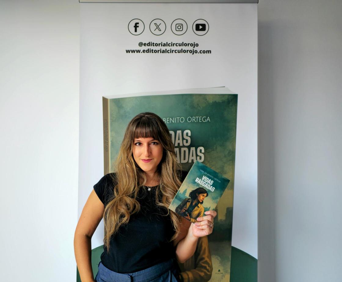 La periodista Vera de Benito Ortega opta al Círculo Rojo 2025 con Vidas rasgadas.