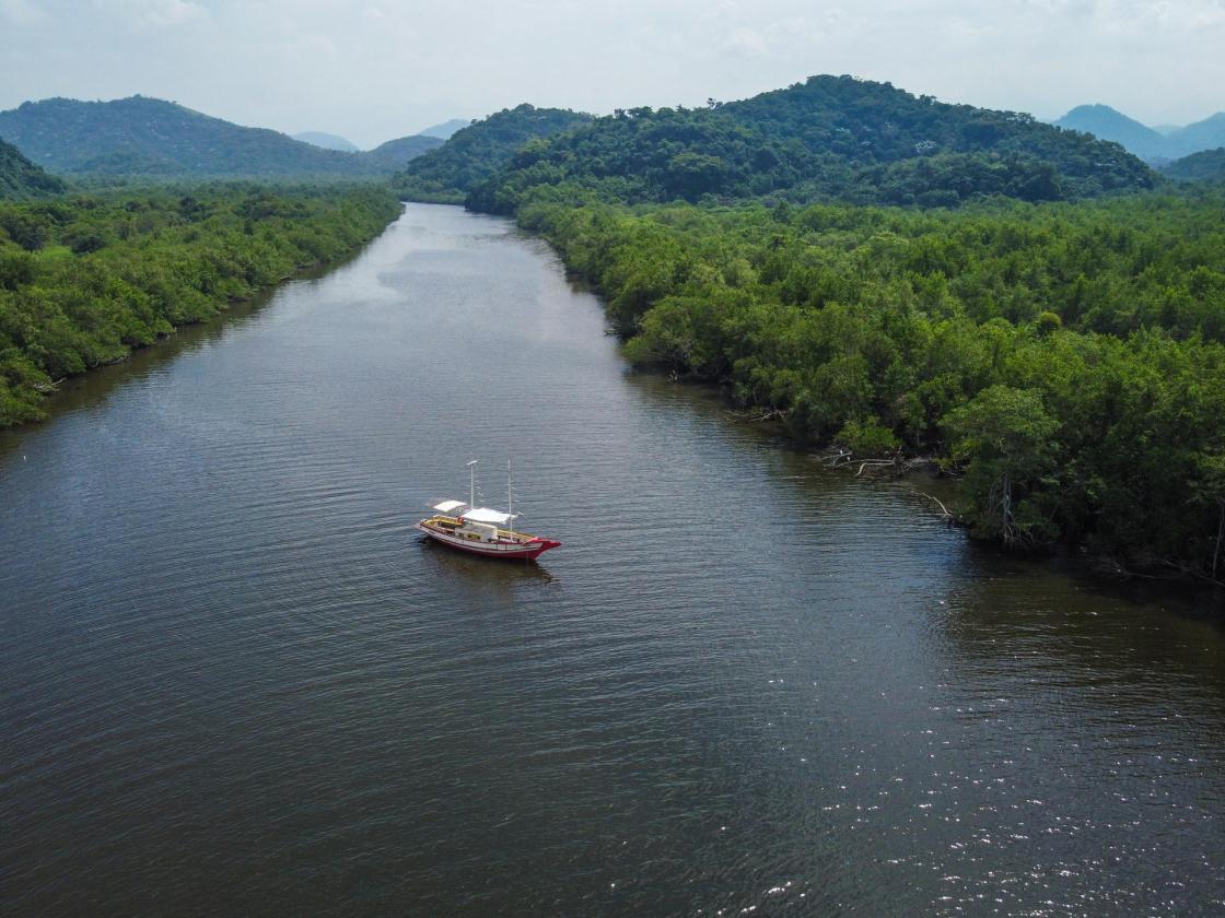 File photo dated March 30, 2023, showing a boat sailing on the Suruí River in the Mauá region, near Guanabara Bay, in Rio de Janeiro, Brazil. EFE/André Coelho FILE 