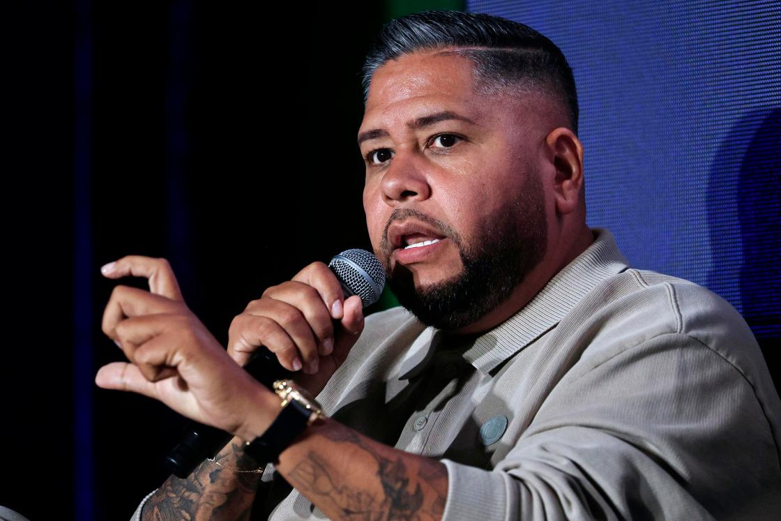Fotografía del 26 de agosto de 2025 del reguetonero Mario Vi hablando durante el panel La evolución de la música urbana en el marco del foro 'Puerto Rico como motor global de la música y el entretenimiento' en el Coliseo de Puerto Rico, en San Juan (Puerto Rico). EFE/Thais Llorca