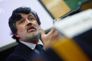 El vicerrector de la Universidad Internacional de La Rioja (UNIR) en México, Jorge Torres Jiménez, habla durante la presentación del informe ‘El futuro de la ciencia de datos y la IA como acelerador para los profesionales del mañana’ este miércoles, en Ciudad de México (México). EFE/ Sáshenka Gutiérrez