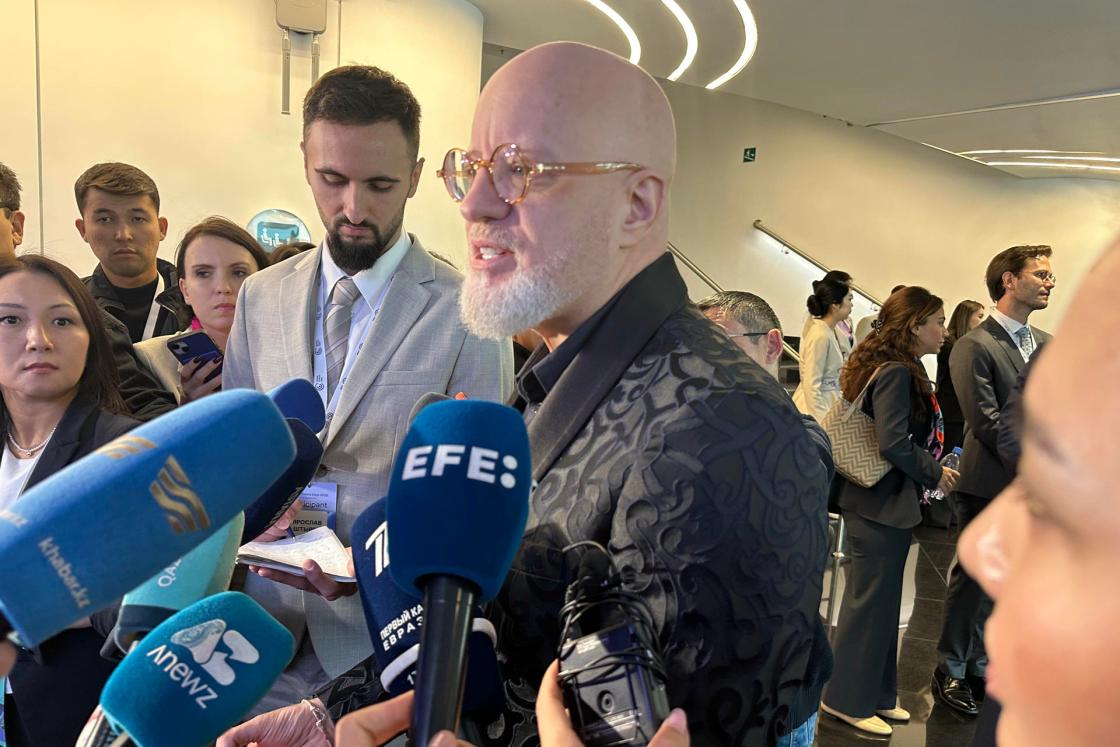 ASTANÁ (KAZAJISTÁN), 04/09/2025.- La inteligencia artificial (IA) pronto superará a la inteligencia humana, creando una situación en la que por primera vez en la historia la humanidad se enfrentará a una inteligencia alternativa capaz de competir con el hombre, declaró este jueves el experto en tecnofinanzas y nuevas tecnologías australiano Brett King. EFE/ Kulpash Konyrova 