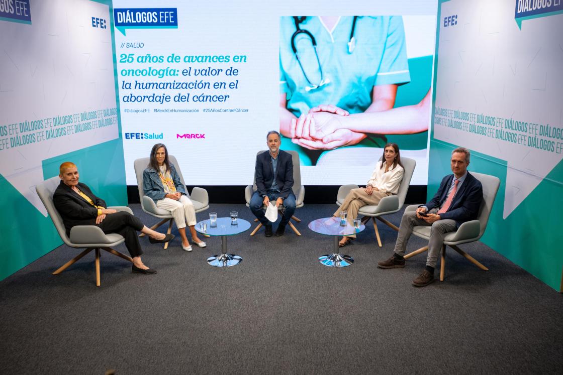 De izda a dcha: El director de Oncología del Hospital Fundación Jiménez Díaz y catedrático de Oncología en la Universidad Autónoma de Madrid, Jesús García-Foncillas (i), la subdirectora adjunta de la Subdirección General de Calidad Asistencial del ministerio de Sanidad, Nuria Prieto Santos (2i), el director de EfeSalud, Ángel Alonso Giménez (c), la directora Médico de Merck en España, Isabel Sánchez Magro (d) y la presidenta del Grupo Español de Pacientes con CáncerMadrid, Begoña Barragán participan este martes en Madrid en en la jornada '25 años de avances en oncología. El valor de la humanización en el abordaje del cáncer' organizado en la sede de la Agencia Efe en Madrid. EFE/ Fernando Villar