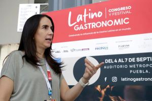 La fundadora de la empresa Paccari, Carla Barboto, habla durante una conferencia en la primera edición del congreso y festival Latino Gastronomic, este sábado en el Auditorio Metropolitano de Puebla, en Puebla (México). EFE/ Hilda Ríos