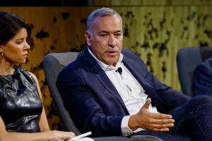 MADRID, 30/09/2025.- El periodista Xavier Fortes interviene durante un debate organizado en el marco de la IX Jornada de Periodismo Móvil MoJoInnova, organizada por la Universitat Oberta de Catalunya (UOC) y la Agencia EFE, este marte, en CaixaForum en Madrid. EFE/ Daniel González