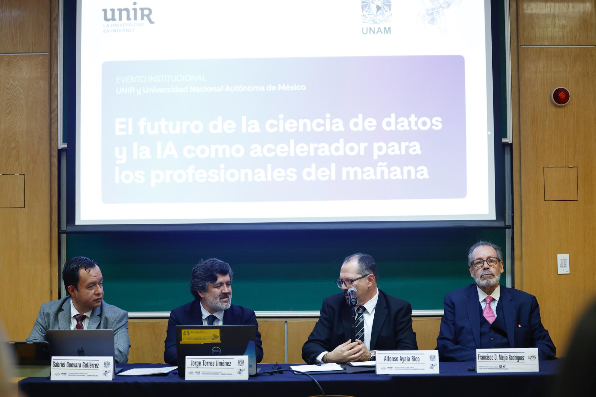 De izquierda a derecha, el coordinador de la licenciatura en informática de la facultad de Contaduría Pública y Finanzas de la Universidad Nacional Autónoma de México (UNAM), Gabriel Guevara Gutiérrez; el vicerrector de la Universidad Internacional de La Rioja (UNIR) en México, Jorge Torres Jiménez; el secretario general de la Facultad de Contaduría y Administración Pública de la UNAM, Alfonso Rico Ayala, y el rector de UNIR en México, Francisco David Mejía Rodríguez, durante la presentación del informe ‘El futuro de la ciencia de datos y la IA como acelerador para los profesionales del mañana’ este miércoles, en Ciudad de México (México). EFE/ Sáshenka Gutiérrez