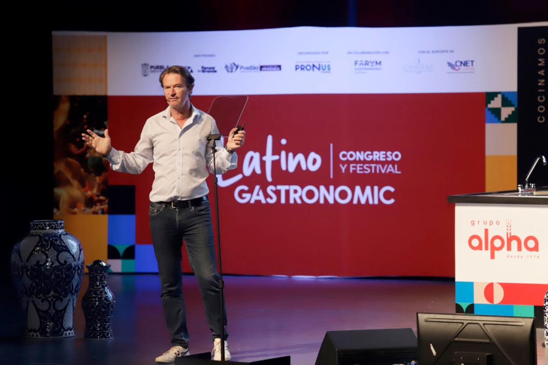 El fundador de la empresa Paccari, Santiago Peralta, habla durante una conferencia en la primera edición del congreso y festival Latino Gastronomic, este sábado en el Auditorio Metropolitano de Puebla, en Puebla (México). EFE/ Hilda Ríos
