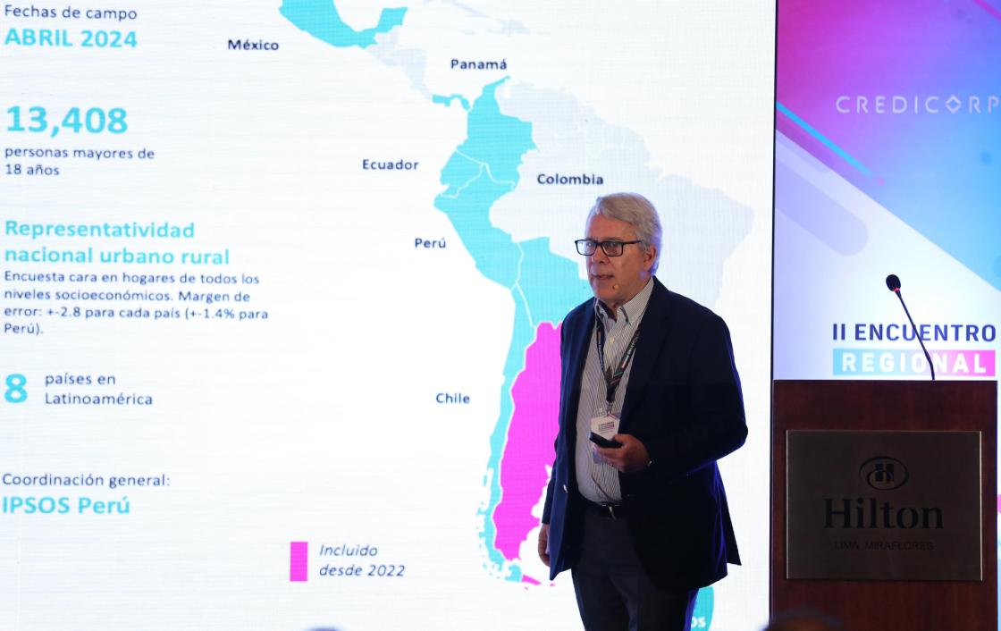 Fotografía de archivo del 19 de agosto de 2025 que muestra al presidente ejecutivo de Ipsos Perú, Alfredo Torres hablando durante la presentación del indice de inclusión financiera Credicorp, en Lima (Perú). EFE/ Paolo Aguilar /ARCHIVO