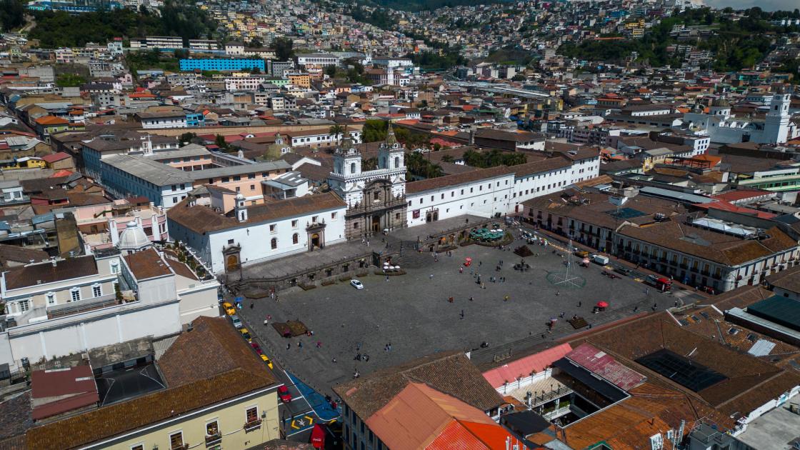 Fotografía de archivo de la Plaza de San Francisco en el centro histórico de Quito (Ecuador). EFE/ José Jácome/ ARCHIVO
