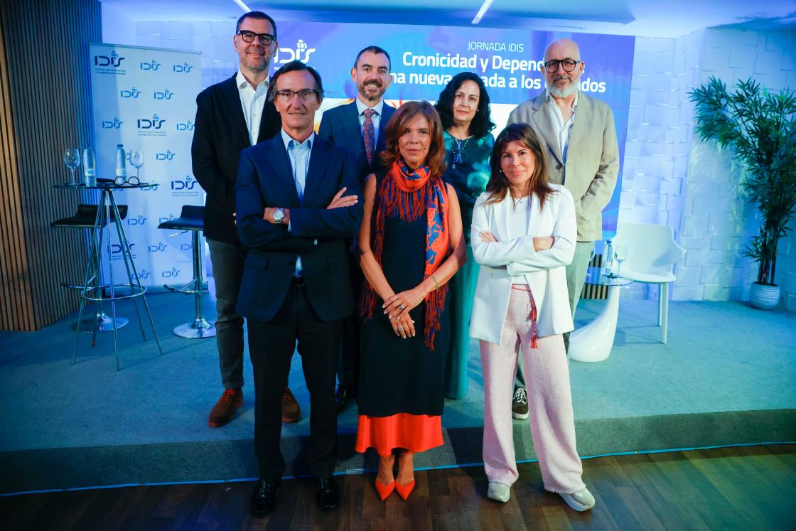 MADRID, 01/10/2025.- (De izq a der y de delante a atrás) El vicepresidente de la Fundación IDIS, Ignacio Vivas; la directora general de la Fundación IDIS, Marta Villanueva; la directora general de Sigma Dos, Rosa Díaz; el socio y cofundador de Antares Consulting Joan Barrubés; el director general de Atención al Mayor y a la Dependencia de la Comunidad de Madrid, Óscar Álvarez; la directora médica de Valdeluz Mayores, Silvia Lores, y el jefe del servicio de Geriatría de la Fundación Jiménez Díaz, Javier Martínez Peromingo, posan para una foto de grupo antes del inicio de la jornada IDIS "Crónica y Dependencia: una nueva mirada a los cuidados", celebrada este miércoles, en Madrid. EFE/David Fernández