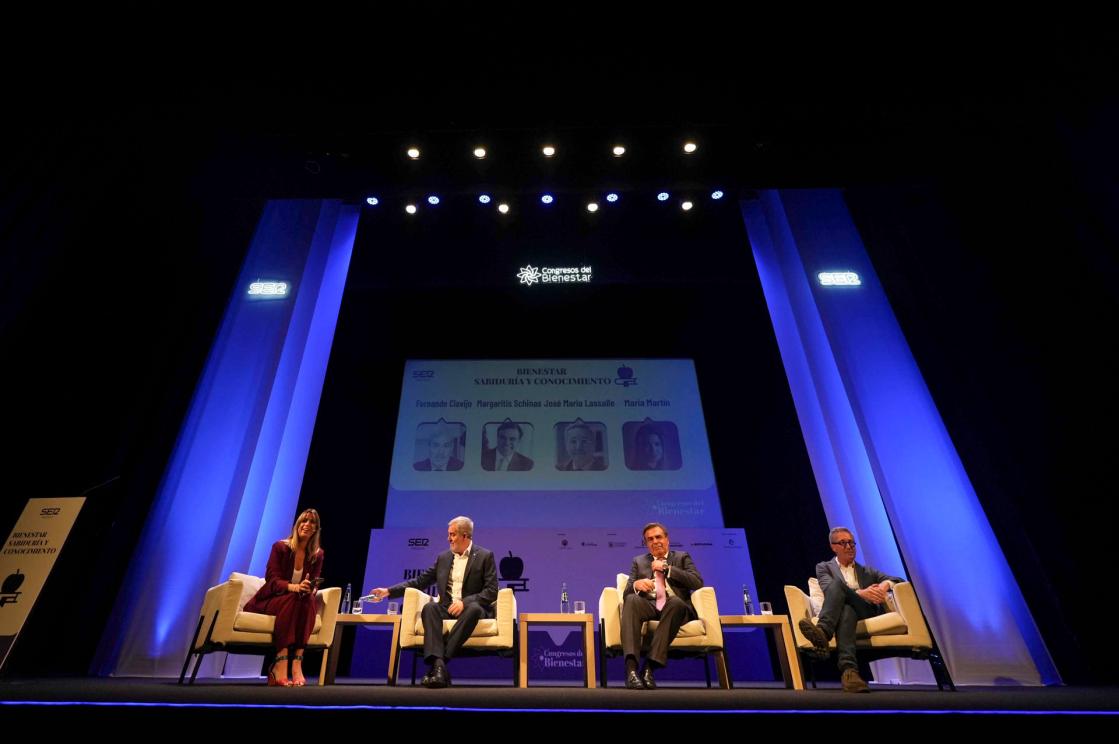CÓRDOBA, 04/10/2025.- El presidente de Canarias, Fernando Clavijo (2i), junto al político griego y exvicepresidente de la Comisión Europea Margaritis Schinas y el ensayista José María Lassalle, durante su participación en el diálogo moderado por María Martín en el congreso Sabiduría y Conocimiento, que se celebra en Córdoba del 3 al 5 de octubre y abordará temas como la democracia, la geopolítica o la crisis migratoria. EFE/ Rafa Alcaide