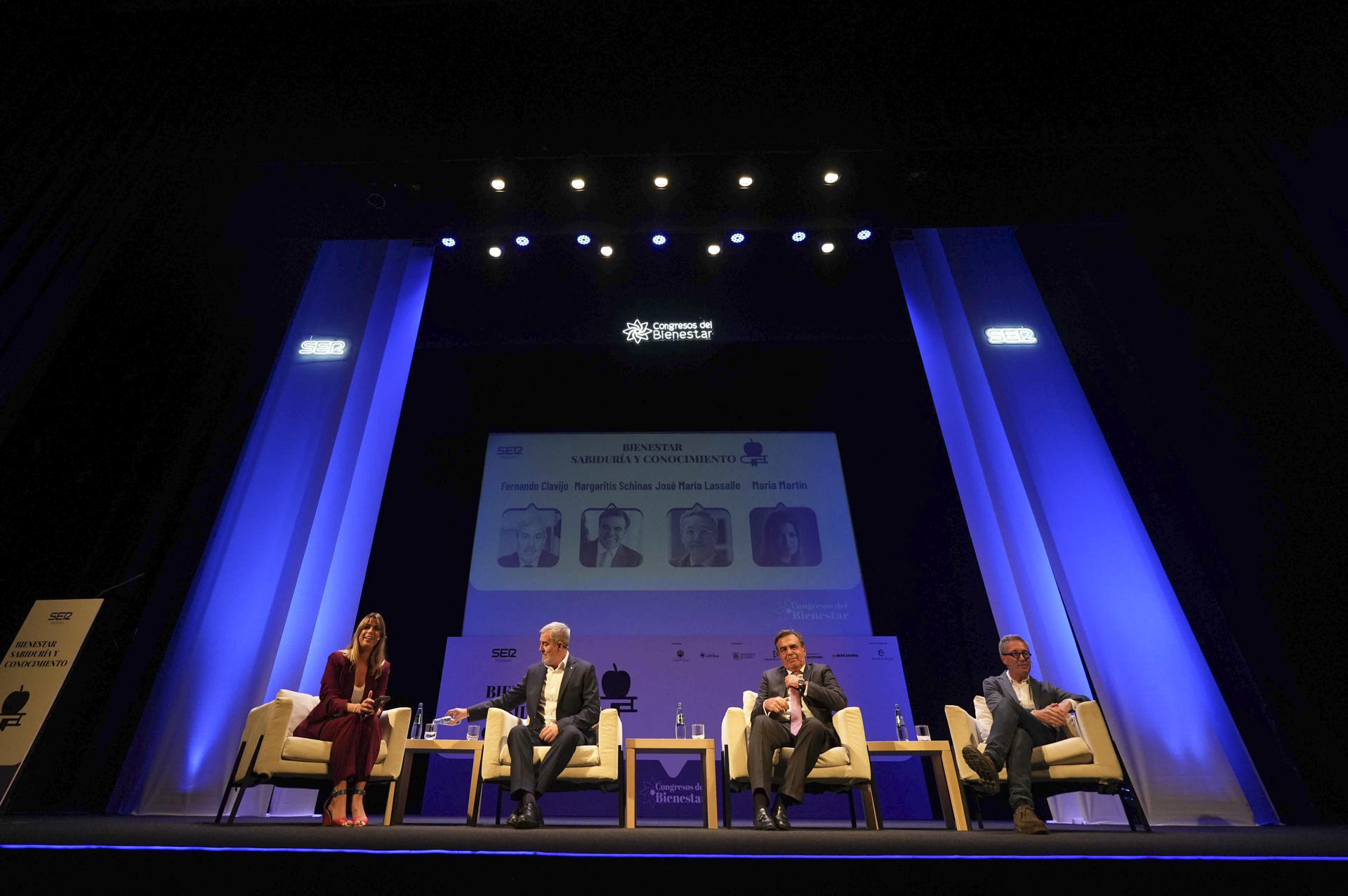CÓRDOBA, 04/10/2025.- El presidente de Canarias, Fernando Clavijo (2i), junto al político griego y exvicepresidente de la Comisión Europea Margaritis Schinas y el ensayista José María Lassalle, durante su participación en el diálogo moderado por María Martín en el congreso Sabiduría y Conocimiento, que se celebra en Córdoba del 3 al 5 de octubre y abordará temas como la democracia, la geopolítica o la crisis migratoria. EFE/ Rafa Alcaide