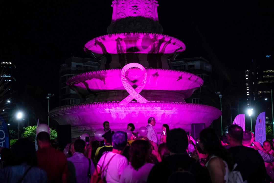 Fotografía de archivo del 19 de octubre de 2023 de personas asistiendo a un acto por el Día Internacional de lucha contra el Cáncer de mama, en el obelisco de la Plaza Francia de Altamira, en Caracas (Venezuela). EFE/ Rayner Peña R ARCHIVO