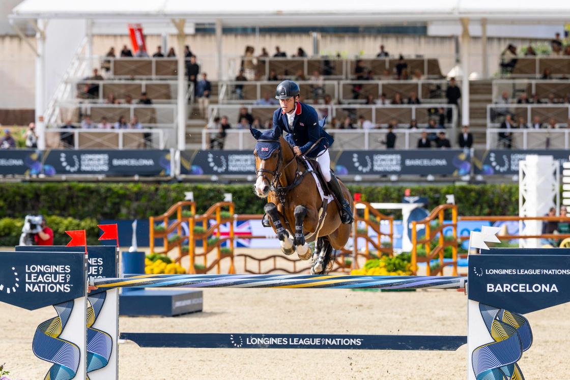 Reino Unido arrebató a Irlanda la victoria en la Liga de Naciones de salto a caballo, gracias a que el binomio formado por Scott Brash y el veterano caballo Hello Jefferson, de 16 años. EFE/IMAGEN CEDIDA/FEI/Leanjo de Koster/CRÉDITO OBLIGATORIO