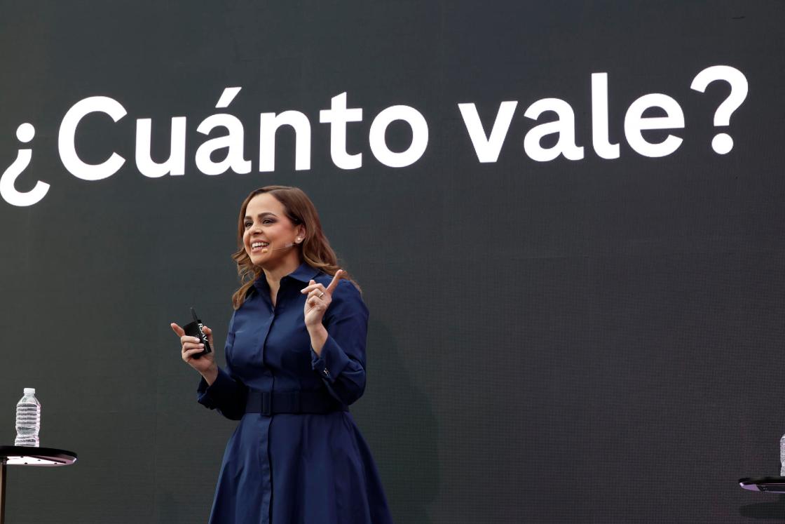 La líder de Corporate Affairs, Roche Centroamérica y el Caribe, Melissa Delgado, habla durante el segundo día del Roche Press Day este miércoles, en Ciudad de México (México). EFE/ Sáshenka Gutiérrez