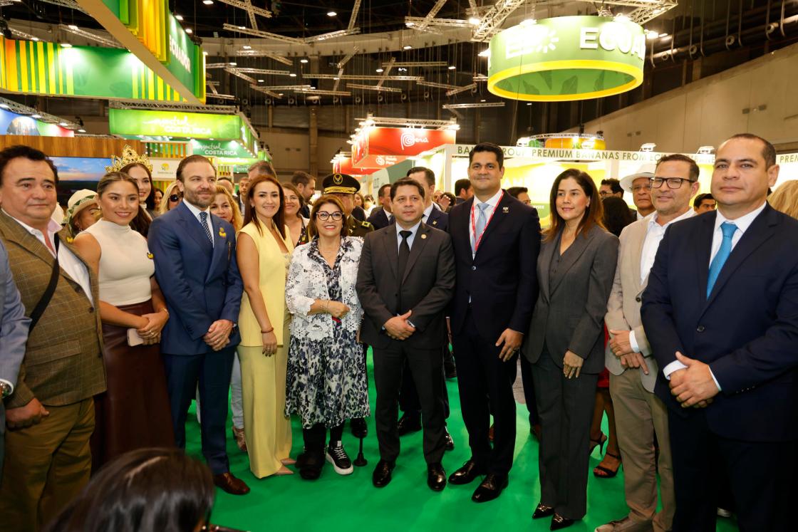 Fotografía cedida por la Asociación de Exportadores de Banano del Ecuador que muestra integrantes de la delegación ecuatoriana en la feria internacional de frutas Fruit Attraction inaugurando su pabellón encabezado por el gremio de exportadores de banano, con la presencia de la embajadora de Ecuador en España, Wilma Andrade (5-i); el ministro de Agricultura y Ganadería, Danilo Palacios (5-d); el presidente de la Asociación de Exportadores de Banano del Ecuador (AEBE), Jorge Encalada (4-d); y la vicepresidenta de AEBE, Marianela Ubilla (3-d) posando este martes, en Madrid (España). EFE/ Asociación de Exportadores de Banano del Ecuador /SOLO USO EDITORIAL/ NO VENTAS/ SOLO DISPONIBLE PARA ILUSTRAR LA NOTICIA QUE ACOMPAÑA (CRÉDITO OBLIGATORIO)