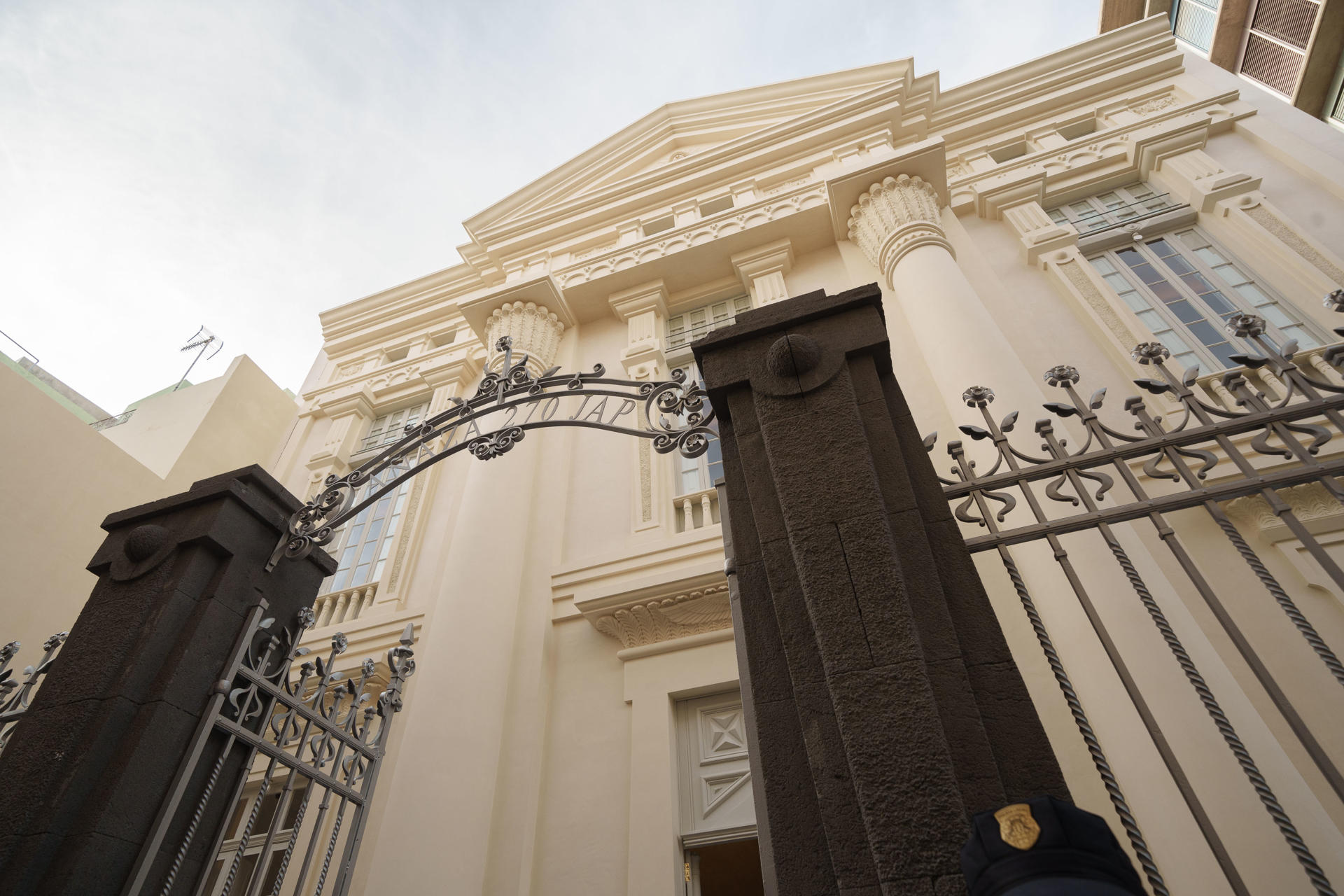 El presidente de Canarias, Fernando Clavijo, y el ministro de Política Territorial, Ángel Víctor Torres, han asistido este lunes la reapertura oficial del Templo Masónico de Santa Cruz de Tenerife, declarado ya como lugar de memoria democrática en recuerdo de la represión que sufrió la masonería durante la dictadura de Francisco Franco. En la imagen, entrada del Templo. EFE/Ramón de la Rocha