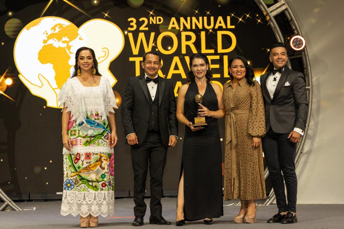 Fotografía del 27 de septiembre de 2025 cedida por World Travel Awards que muestra a la directora de Comunicación de Quito Turismo, Tatiana Sonnenholzner (c), posando con el premio al destino turístico líder en Sudamérica de los 'World Travel Awards 2025',  en Cancún (México). EFE/ World Travel Awards /SOLO USO EDITORIAL/NO VENTAS/ SOLO DISPONIBLE PARA ILUSTRAR LA NOTICIA QUE ACOMPAÑA (CRÉDITO OBLIGATORIO)
