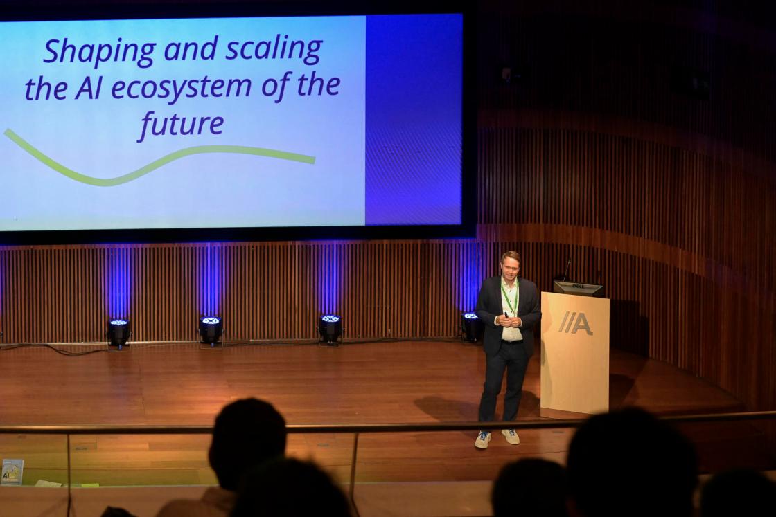 A CORUÑA, 04/10/2025.- Michael Lewrick, autor superventas de The Design Thinking Playbook durante su participación en la quinta edición del foro internacional Ecosystems 2030, que se celebra en A Coruña y se centra en la inteligencia artificial, la innovación, la sostenibilidad y el entretenimiento. Varios proyectos, como agricultura futurista, satélites infinitos o una Inteligencia Artificial para mayores, buscan financiación en la cumbre tecnológica Ecosystems 2030 que ha incluido, por primera vez, un encuentro entre empresas emergentes gallegas y los responsables de varios fondos de inversión a nivel internacional, para poner sus ideas en común y valorar la posibilidad de apostar por estos proyectos. EFE/Moncho Fuentes