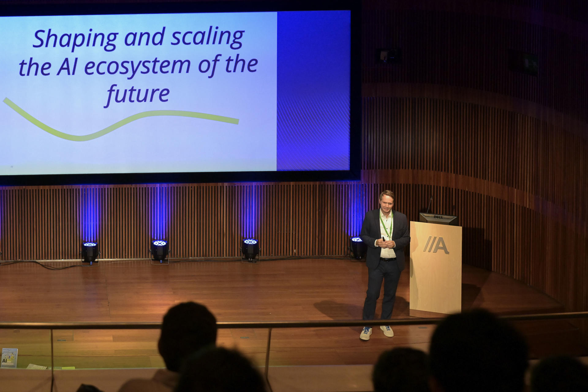 A CORUÑA, 04/10/2025.- Michael Lewrick, autor superventas de The Design Thinking Playbook durante su participación en la quinta edición del foro internacional Ecosystems 2030, que se celebra en A Coruña y se centra en la inteligencia artificial, la innovación, la sostenibilidad y el entretenimiento. Varios proyectos, como agricultura futurista, satélites infinitos o una Inteligencia Artificial para mayores, buscan financiación en la cumbre tecnológica Ecosystems 2030 que ha incluido, por primera vez, un encuentro entre empresas emergentes gallegas y los responsables de varios fondos de inversión a nivel internacional, para poner sus ideas en común y valorar la posibilidad de apostar por estos proyectos. EFE/Moncho Fuentes